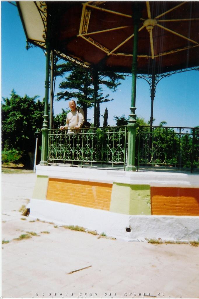 VOYAGE DU 22 29 04 2006 800 Perregaux le jardin public et sur le kiosque.jpg